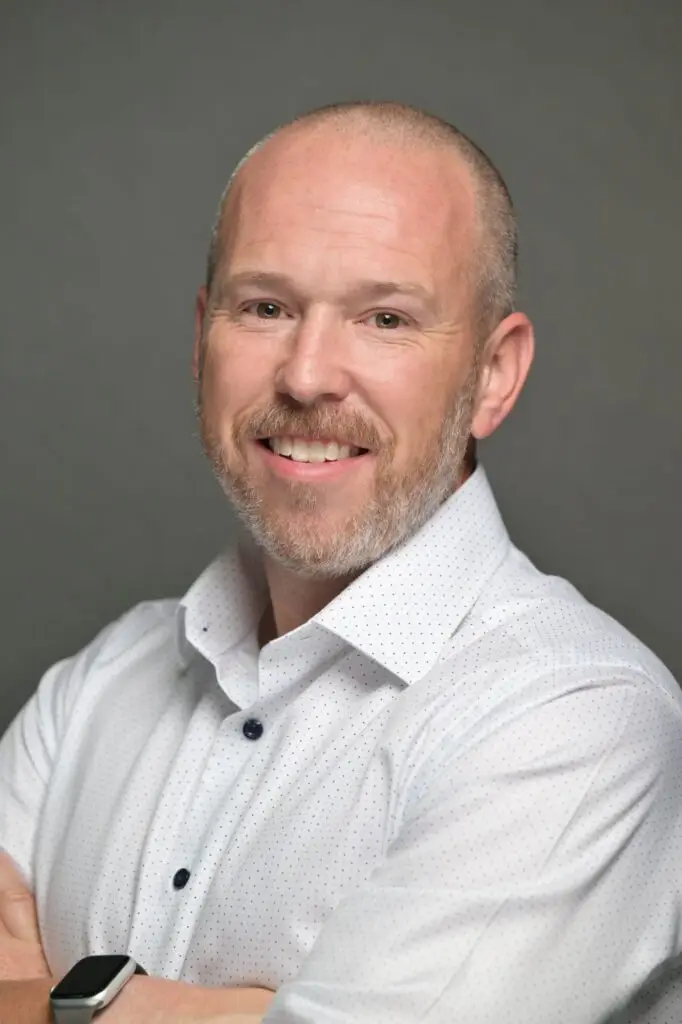 SEAN CANADY - 911 COMMUNICATIONS DIRECTOR. FRONT ANGLED PORTRAIT SHOWING SEAN WITH ARMS FOLDED.